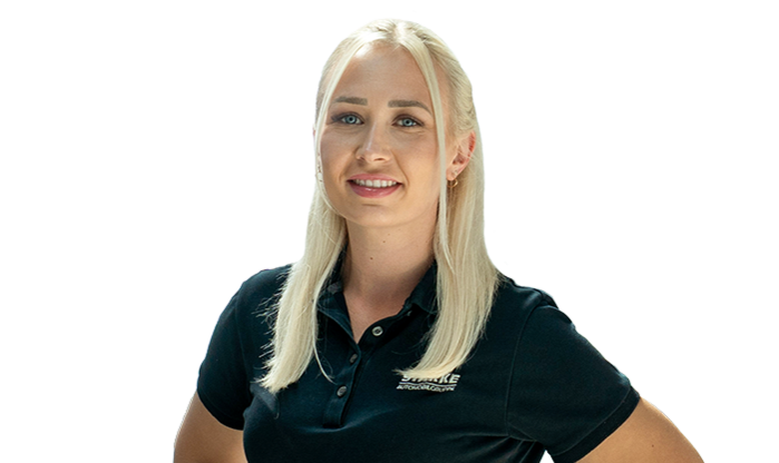 Eine junge Frau mit blodem Haar trägt ein schwarzes STARKE Polo-Shirt.