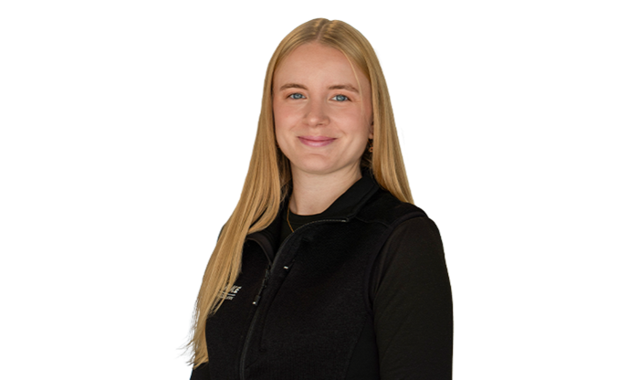 Eine junge Frau mit langem, hellem Haar trägt eine schwarze STARKE Jacke.