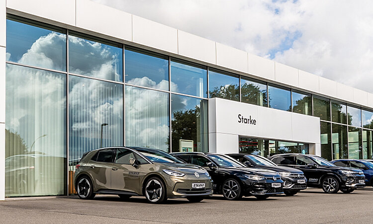 Auf dem Bild ist das VW Autohaus von STARKE Vechta abgebildet. Über dem Eingangsportal steht STARKE. Im Vordergrund ist außerdem ein VW ID.3 zu sehen. 