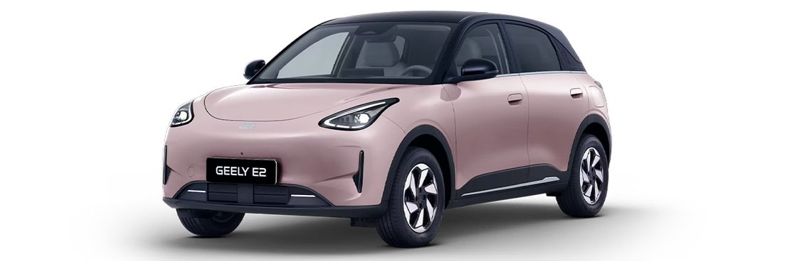Geely E2 Ultra in rosafarbener Lackierung mit schwarzem Dach in Frontseitenansicht vor neutralem hellem Hintergrund.