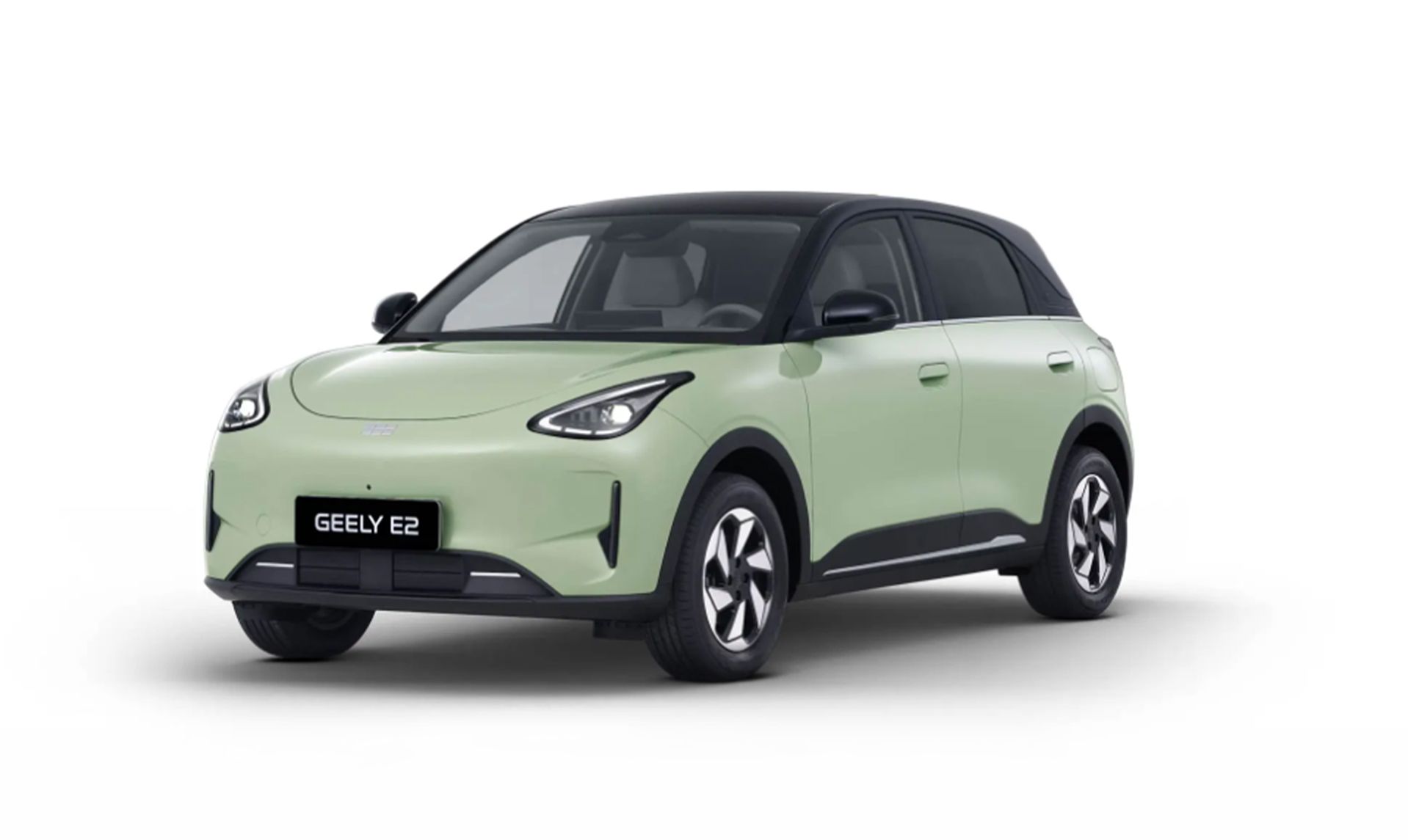 Geely E2 in hellgrüner Lackierung in Frontseitenansicht vor neutralem hellem Hintergrund.