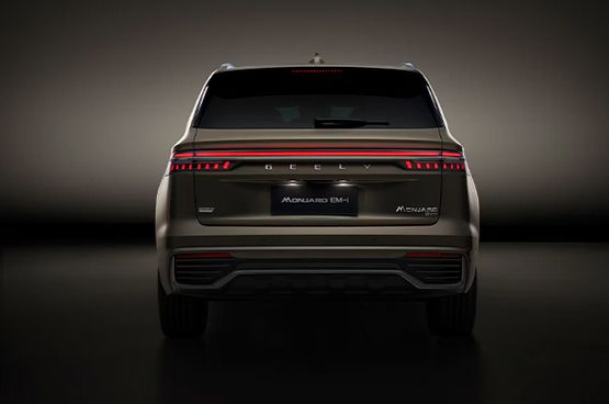 Geely Monjaro EM-i in bronzefarbener Lackierung in Heckansicht mit durchgehendem Leuchtenband vor dunklem Hintergrund.