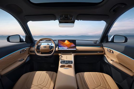 Cockpit des Geely Starray EM-i mit großem zentralem HD-Touchscreen, digitalem Fahrerdisplay, Lenkrad mit Geely-Logo, hellem Cognac-Leder und blauer Ambientebeleuchtung im Armaturenbrett.