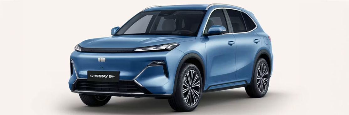 Geely Starray EM-i Max+ in blauer Lackierung in Frontseitenansicht vor neutralem hellem Hintergrund.