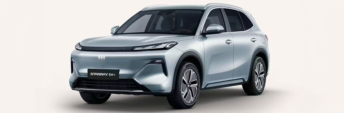 Geely Starray EM-i Pro in silbergrauer Lackierung in Frontseitenansicht vor neutralem hellem Hintergrund.