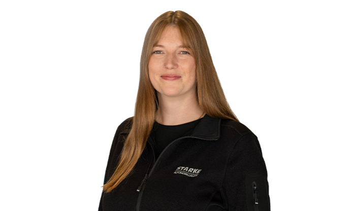 Eine junge Frau mit langem, braunem Haar trägt eine schwarze STARKE Jacke.