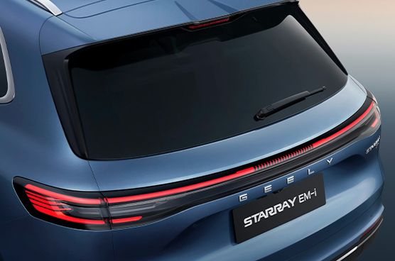 Heckdetail des Geely Starray EM-i mit durchgehendem LED-Heckleuchtenband, beleuchtetem GEELY-Schriftzug und Modellkennzeichen STARRAY EM-i.