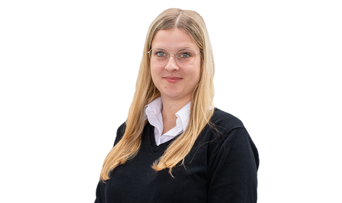 Eine junge Frau mit langem, blondem Haar trägt ein schwarzes STARKE Oberteil.