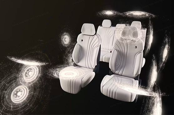 Geely E5 Sitze in Hellgrau mit visualisierten Komfortfunktionen wie Sitzheizung und Sitzbelüftung genau so wie Audio.