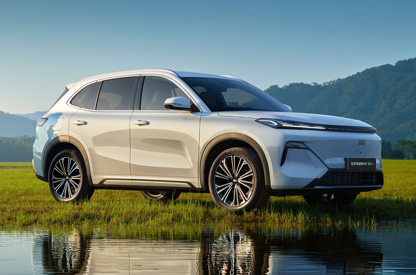 Dreiviertel Perspektive der Front einens Geely Starray EM-i auf weißem Hintergrund.