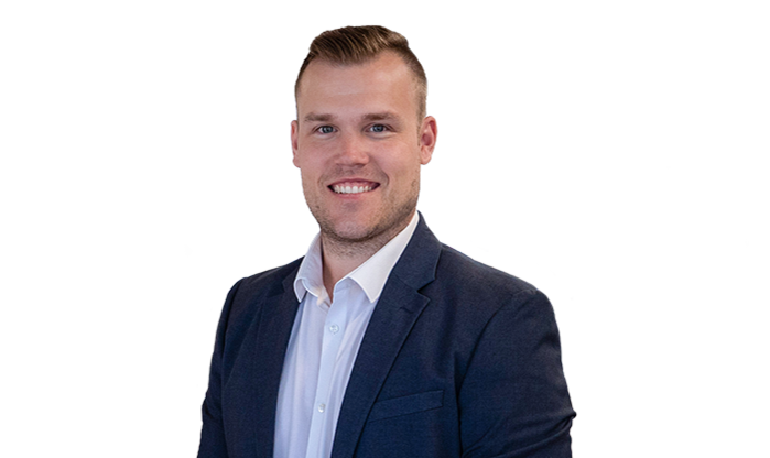 Ein junger Mann mit blondem Haar trägt einen Anzug.