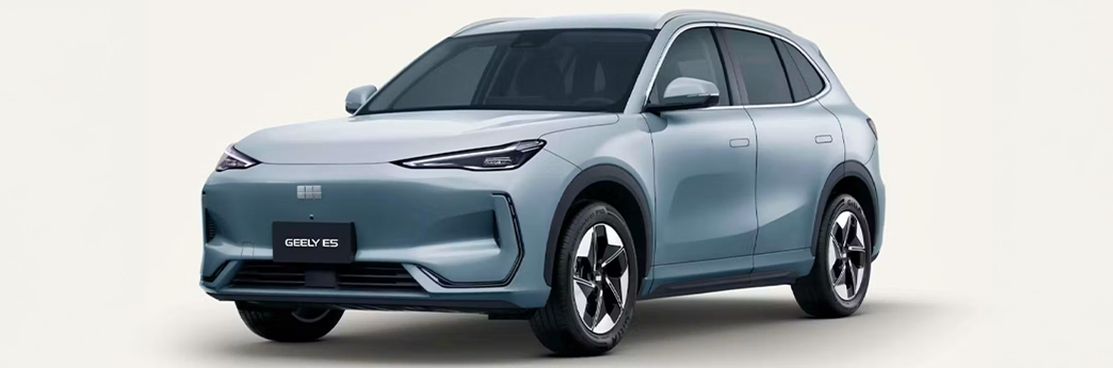 Geely E5 Pro in hellblauer Lackierung in Frontseitenansicht vor neutralem hellem Hintergrund.