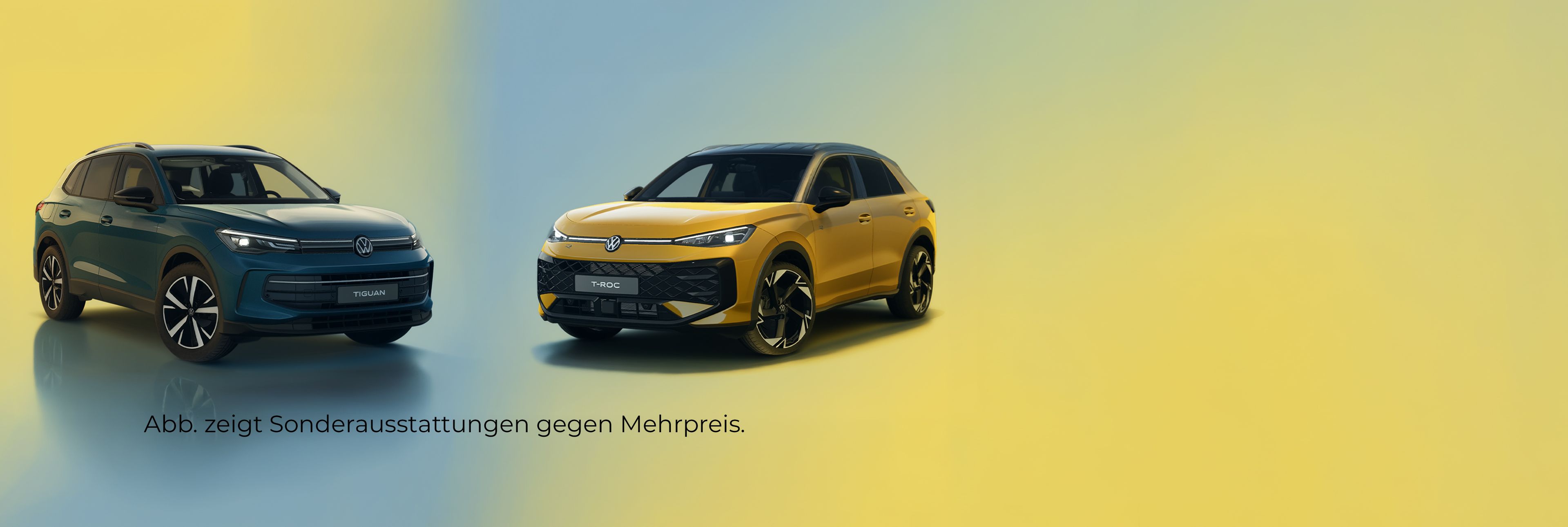 Volkswagen Tiguan und Volkswagen T-Roc in Frontseitenansicht vor einem farbigen Hintergrund mit Blau- und Gelbtönen.