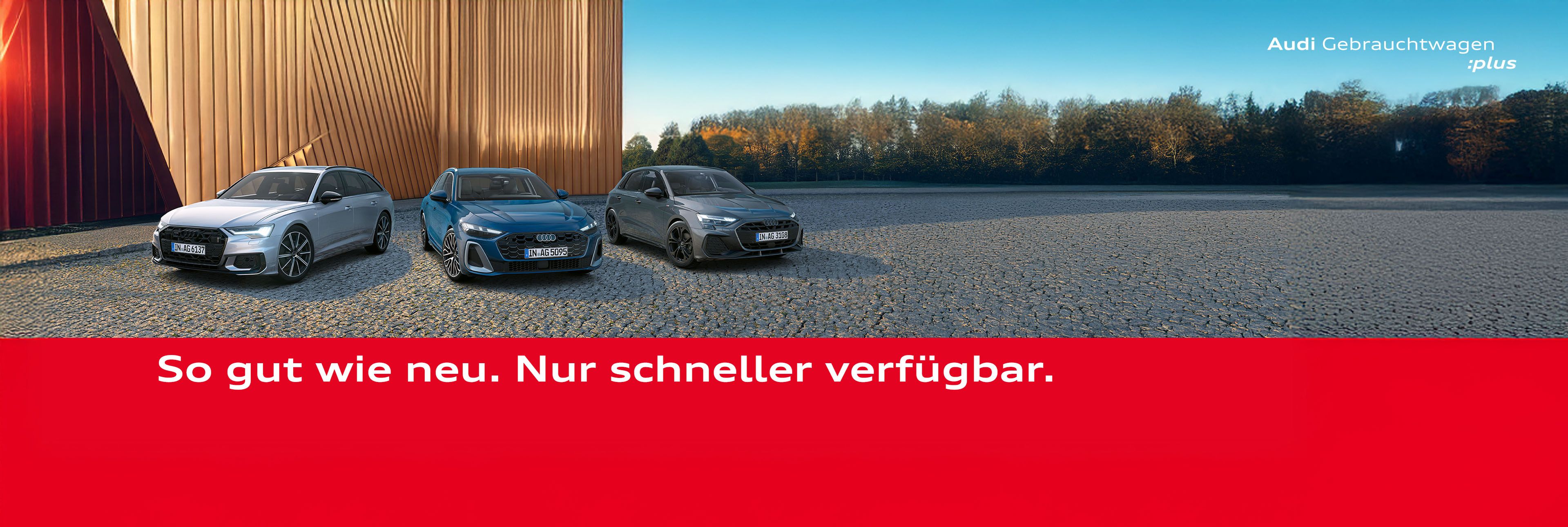 Auf dem Bild stehen drei Audi-Modelle nebeneinander: links ein silberner Audi A6 Avant, in der Mitte ein blauer Audi A5 Avant und rechts ein dunkelgrauer Audi A3 Sportback. Im Hintergrund sind ein modernes Gebäude und eine Baumreihe zu sehen. Unten im Bild befindet sich ein roter Balken mit dem weißen Schriftzug "So gut wie neu. Nur schneller verfügbar."