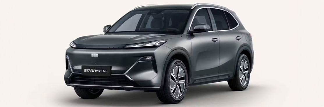 Geely Starray EM-i Pro+ in dunkelgrauer Lackierung in Frontseitenansicht vor neutralem hellem Hintergrund.