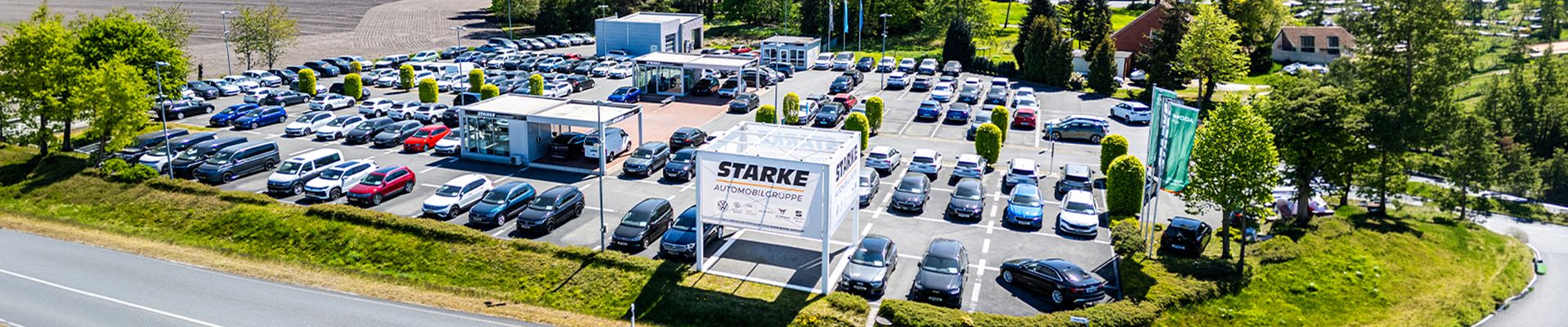 Auf dem Foto sieht man den Gebrauchtwagenbereich von STARKE Versmold.