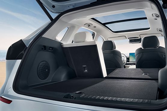 Variabler Kofferraum des Geely E5 mit umgeklappter Rücksitzbank und durchgehender Ladefläche.