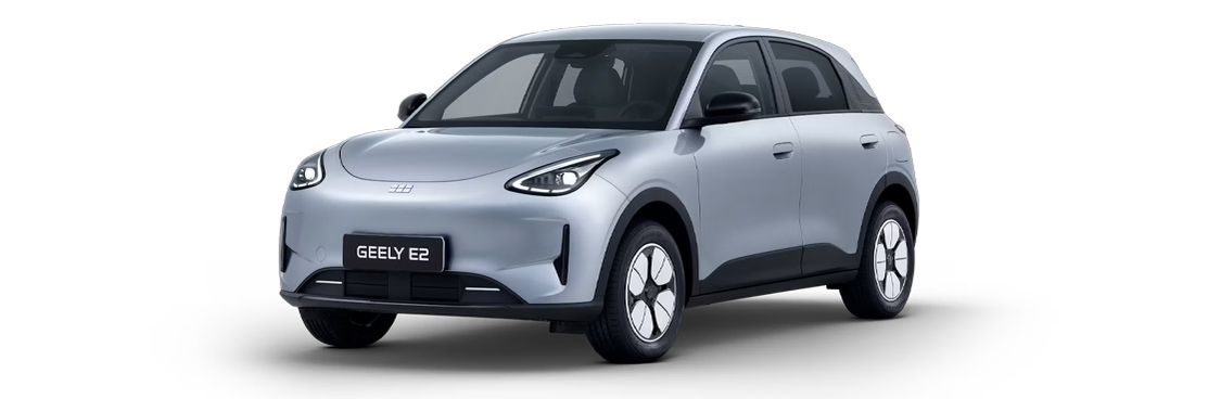 Geely E2 Pro in silberner Lackierung in Frontseitenansicht vor neutralem hellem Hintergrund.