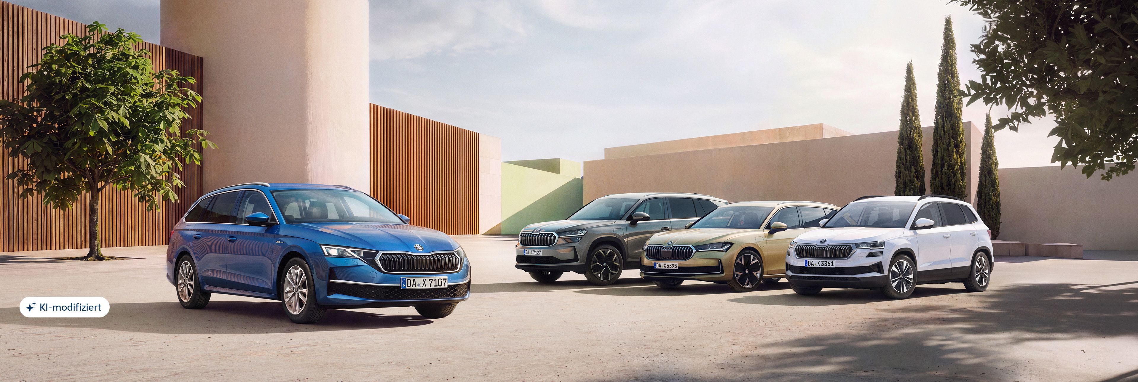 Ein Skoda Octavia, ein Kodiaq, Superb, Karoq stehen auf einem modernen Platz.