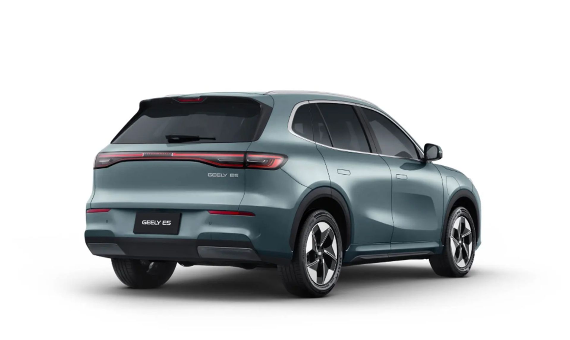 Heckansicht des vollelektrischen SUV Geely E5 in mattem Petrolblau mit durchgehendem LED-Lichtband, zweifarbigen Aero-Leichtmetallrädern und Schriftzug GEELY E5 auf der Heckklappe.