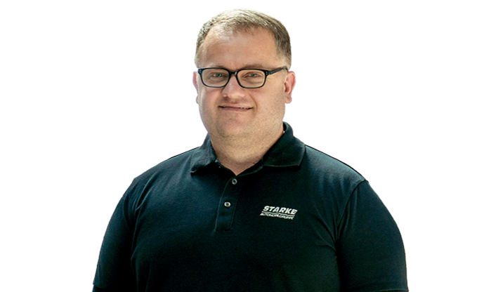 Ein Mann mittleren Alters mit braunem Haar trägt ein schwarzes STARKE Polo-Shirt.