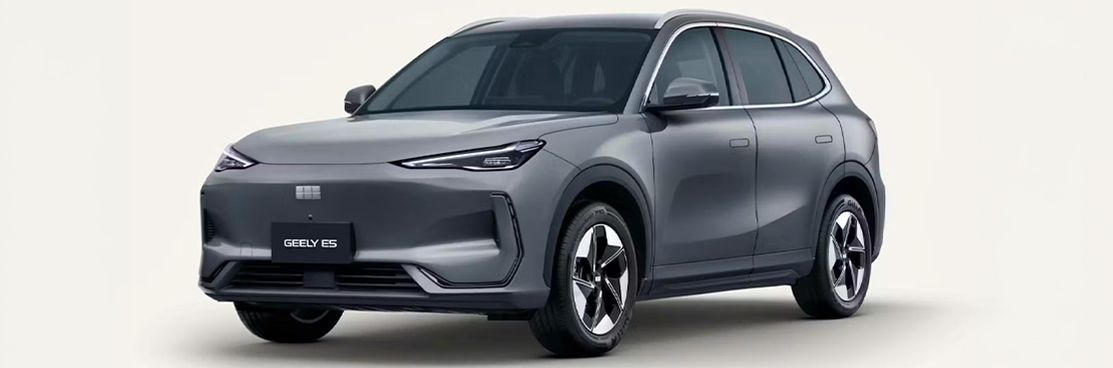 Geely E5 Pro+ in dunkelgrauer Lackierung in Frontseitenansicht vor neutralem hellem Hintergrund.