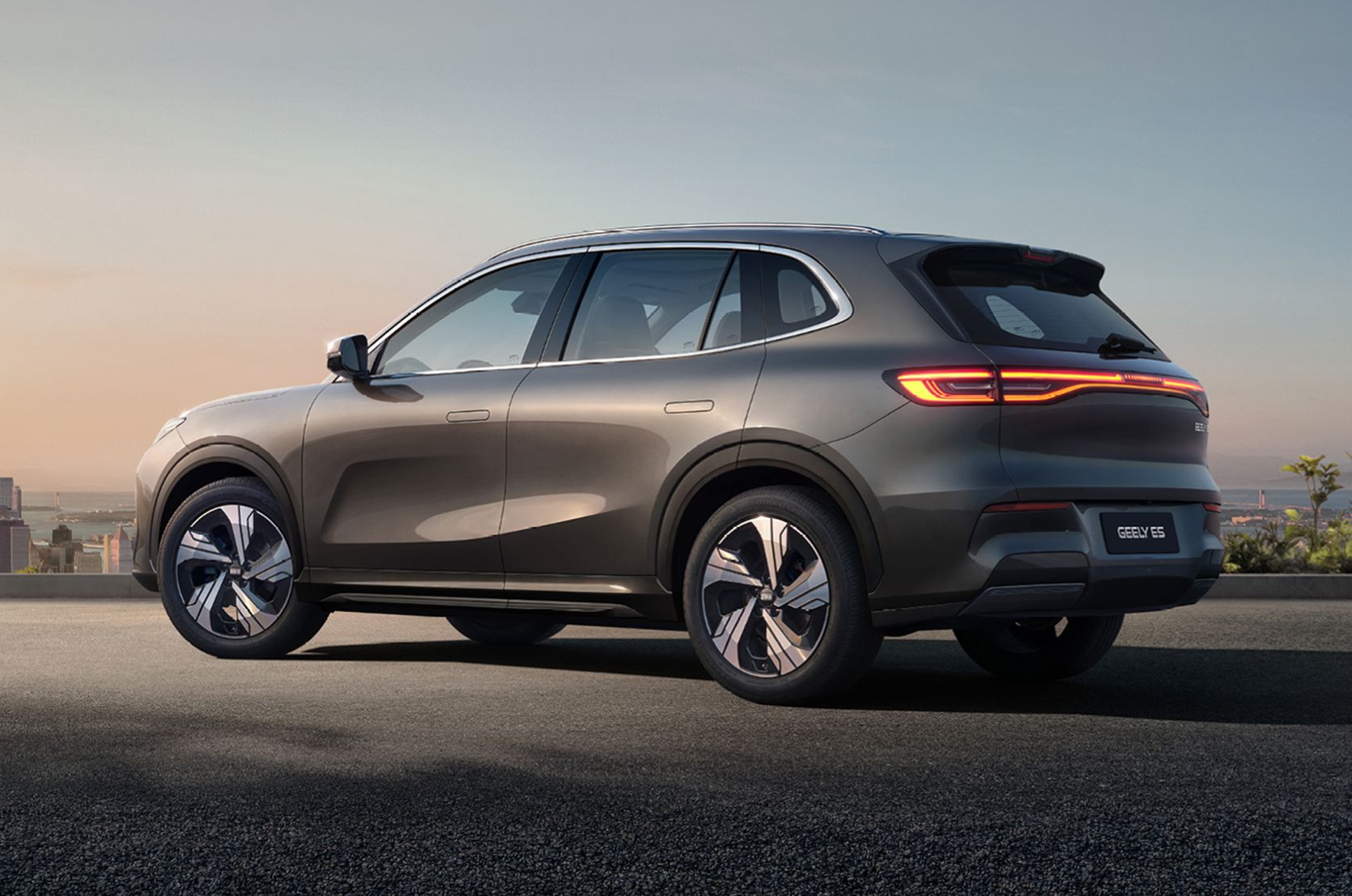 Dreiviertel Perspektive der Front einens Geely E5 auf weißem Hintergrund.