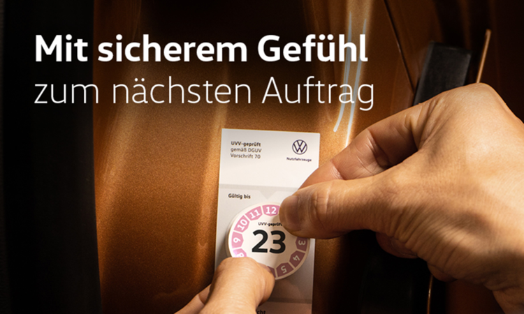 Auf dem Bild ist eine Hand zu sehen, die einen UVV aAufkleber ablöst. Oben im Bild steht "Mit sicherem Gefühl zum nächsten Auftrag".