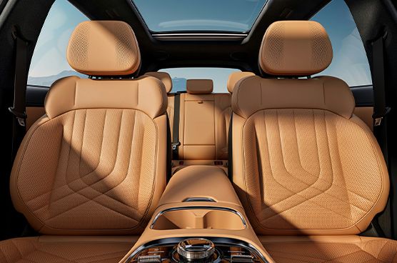 Vordersitze des Geely Starray EM-i, perforiertem Leder mit ergonomischer Steppung und Blick durch das große Panorama-Glasdach.