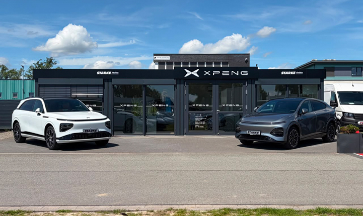 Ein weißer, ein schwarzer und ein grauer XPENG vor dem XPENG Store Vechta.