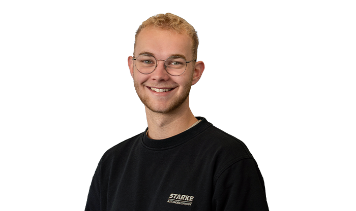 Ein junger Mann mit hellem Haar trägt Brille und ein STARKE Shirt.