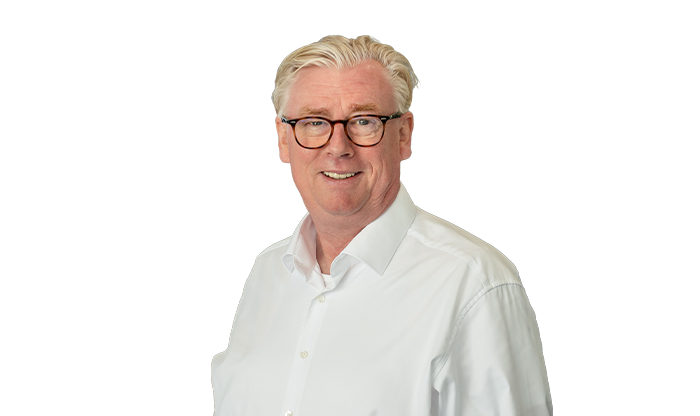Ein älterer Mann mit hellem Haar trägt Brille und ein STARKE Hemd.
