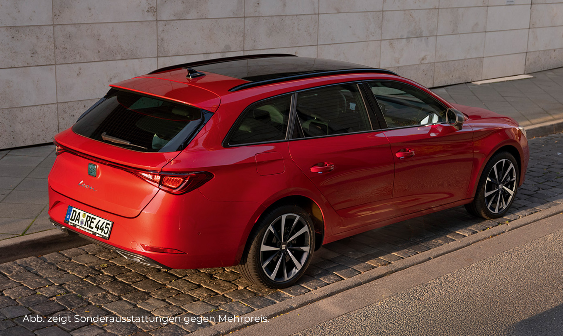 Auf dem Bild ist ein roter SEAT Leon Sportstourer von der Seite abgebildet. Die Front zeigt nach rechts.