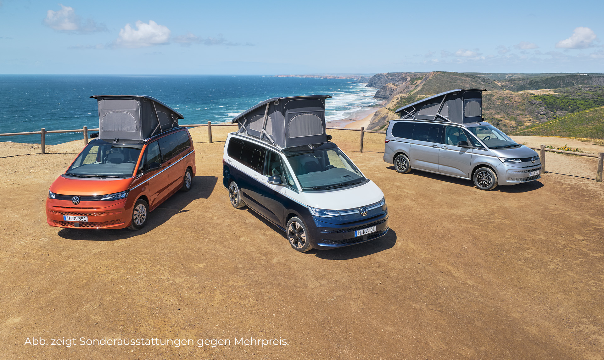 Drei VW California stehen auf einem Küstenplateau mit Blick auf das Meer. Das linke Fahrzeug ist orange, das mittige Fahrzeug oben weiß und unten blau und das rechte Fahrzeug silber. Die Fahrzeuge sind frontal und seitlich zu sehen und haben das Aufstelldach geöffnet. Im Hintergrund sieht man Steilklippen, das Meer und den Himmel. Unten links im Bild steht der Hinweis: "Abb. zeigt Sonderausstattungen gegen Mehrpreis".