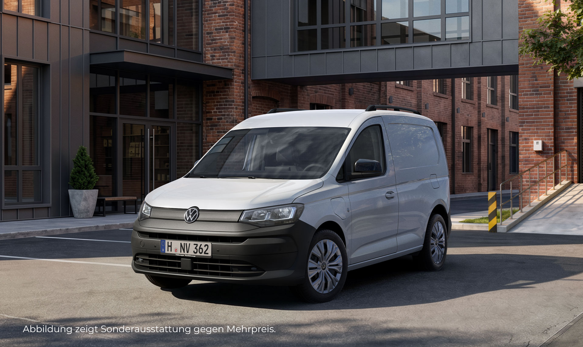 Der neue Caddy Cargo steht vor einem modernen Gebäude und schaut schräg nach links vorn. 