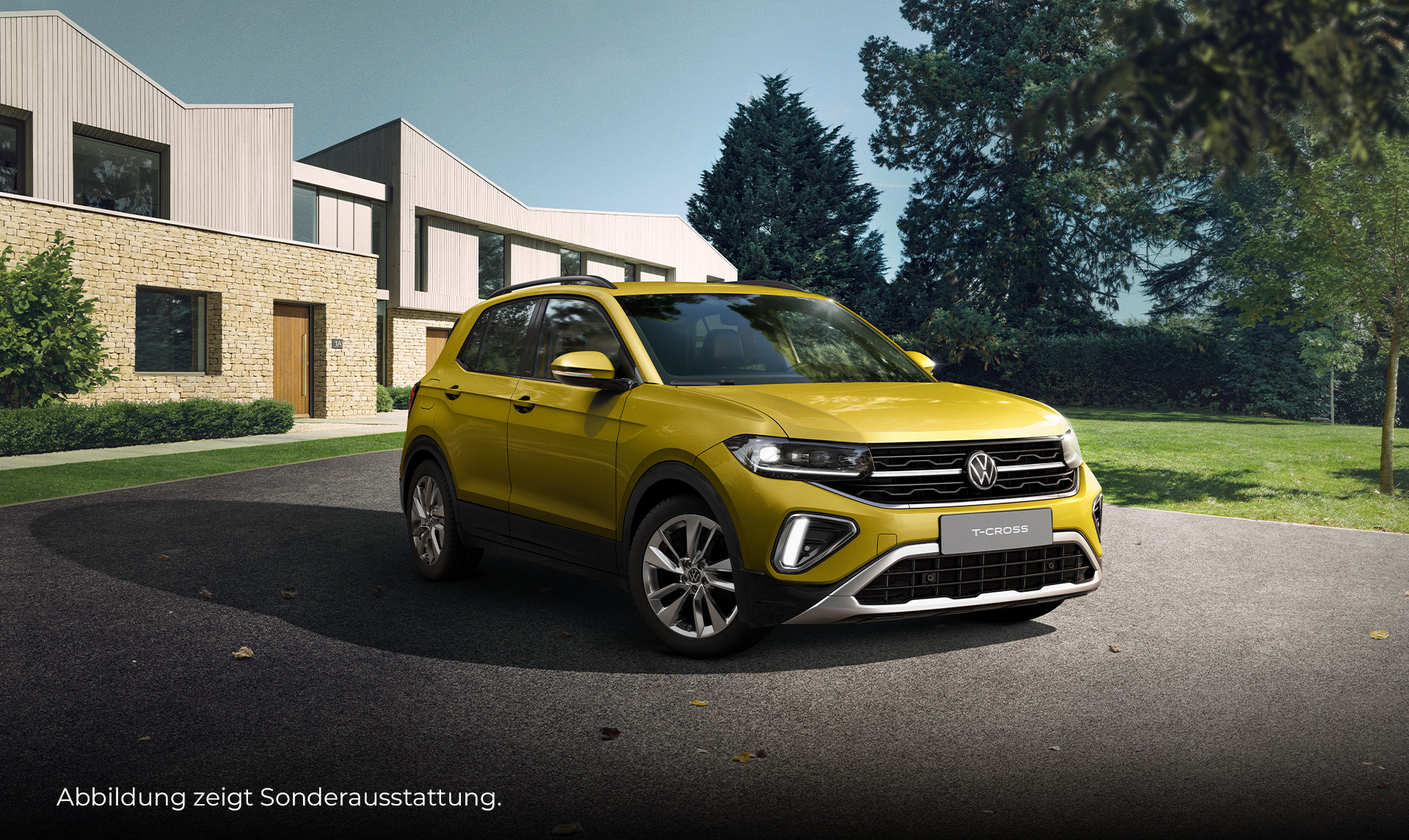 Ein gelber VW T-Cross steht schräg seitlich vor einem modernen Wohngebäude. Im Hintergrund sieht man das Gebäude sowie eine Grünanlage und Bäume. Unten links im Bild steht der Hinweis: "Abbildung zeigt Sonderausstattung".