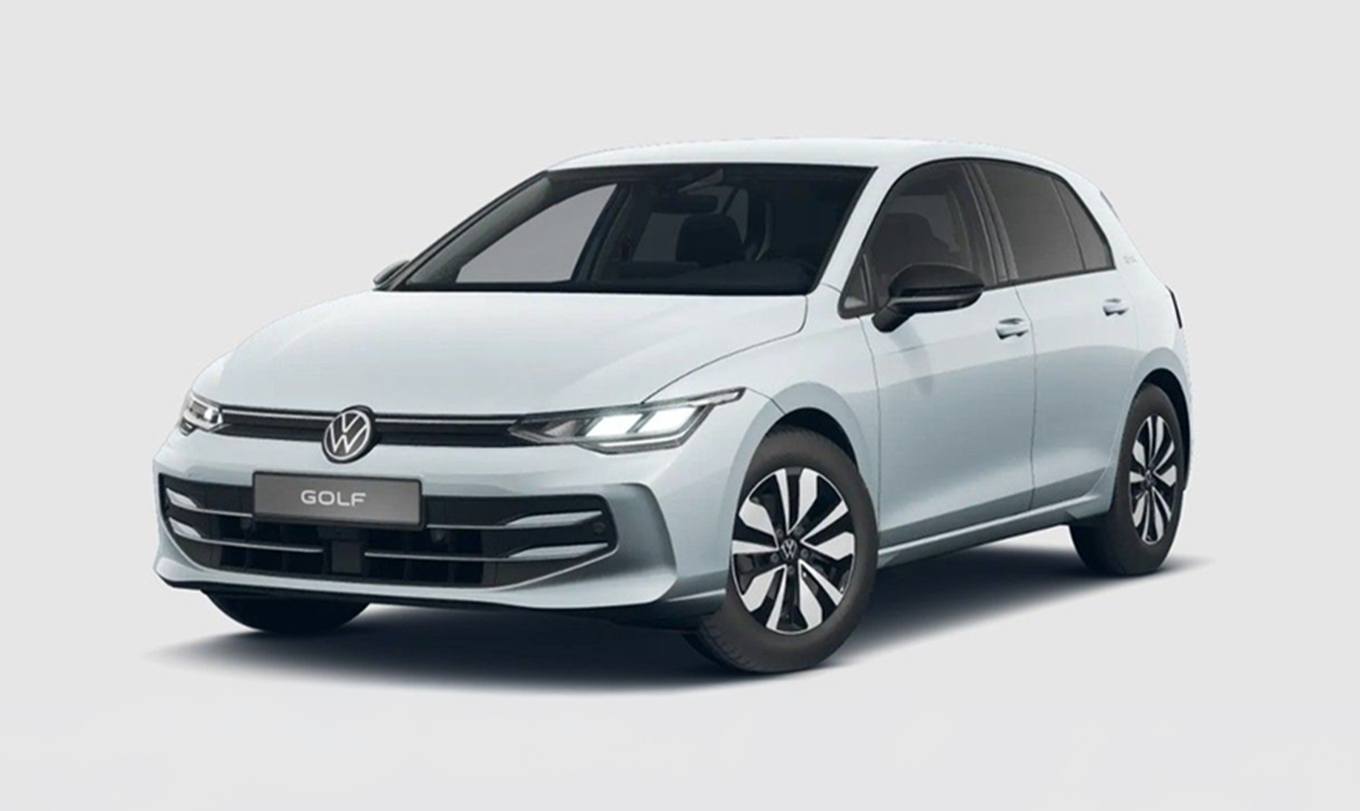 Weißer Volkswagen Golf in Frontseitenansicht vor neutralem hellgrauem Hintergrund.