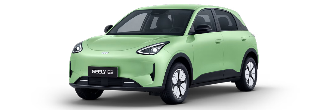 Geely E2 Max in hellgrüner Lackierung in Frontseitenansicht vor neutralem hellem Hintergrund.
