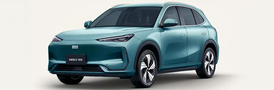 Geely E5 Max+ in türkisgrüner/petrol Lackierung in Frontseitenansicht vor neutralem hellem Hintergrund.