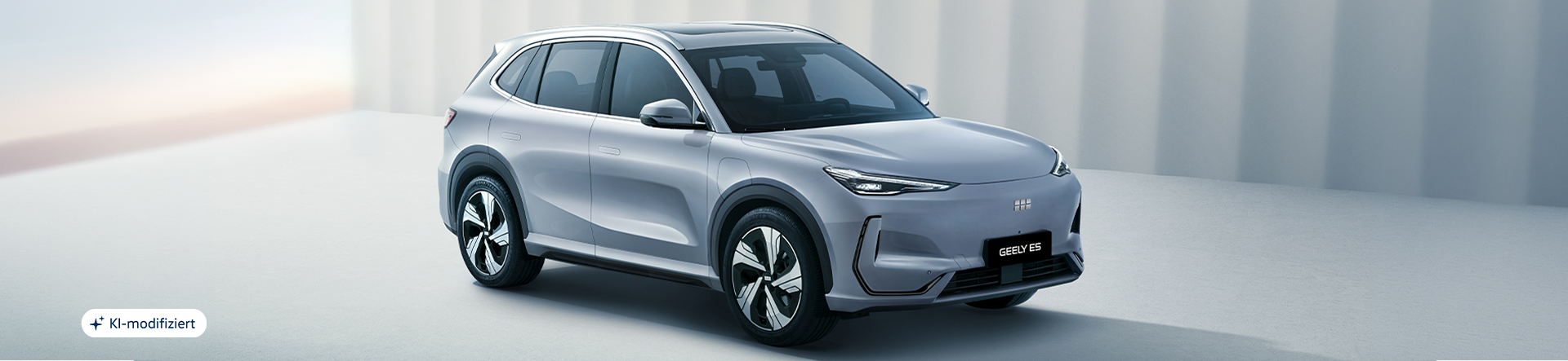 Geely E5 in silberner Lackierung in Frontseitenansicht vor einem neutralen modernen Hintergrund.