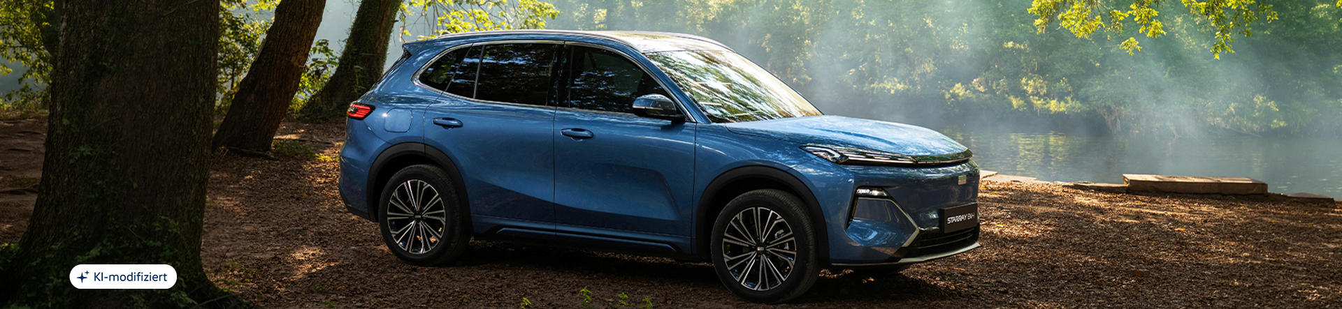 Geely Starray EM-i in blauer Lackierung in einer naturnahen Umgebung mit Bäumen und Gewässer im Hintergrund.