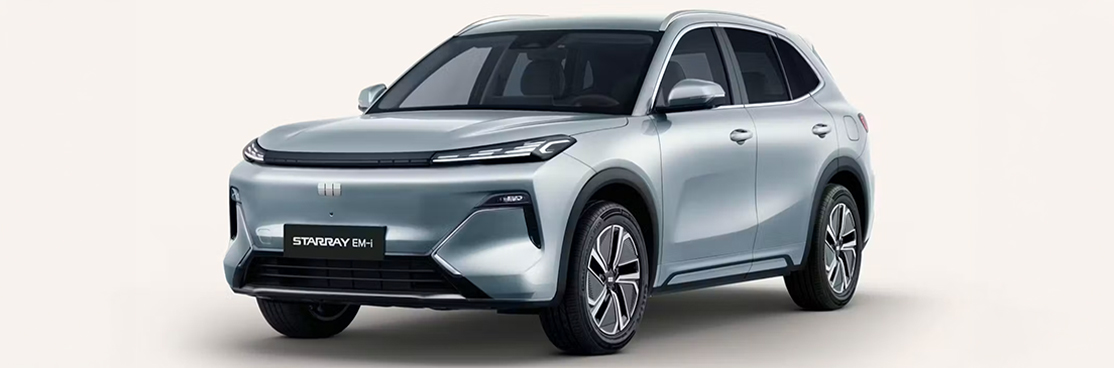 Geely Starray EM-i Pro in silbergrauer Lackierung in Frontseitenansicht vor neutralem hellem Hintergrund.