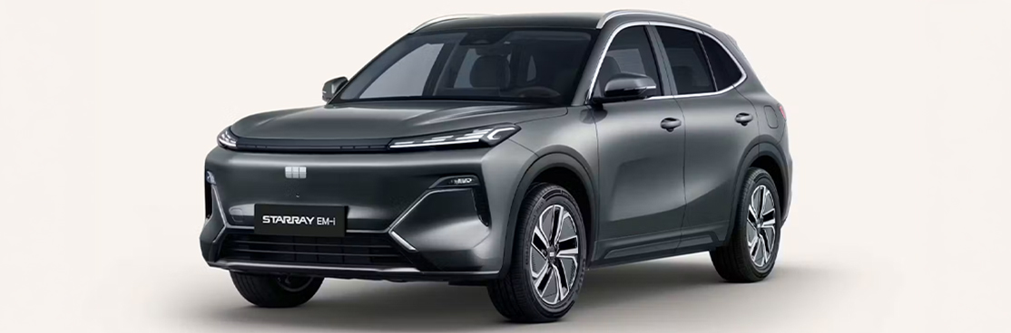 Geely Starray EM-i Pro+ in dunkelgrauer Lackierung in Frontseitenansicht vor neutralem hellem Hintergrund.