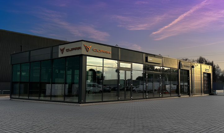 Auf dem Bild ist das CUPRA Autohaus in Vechta zu sehen. Im Hintergrund ist der Himmel blau-lila gefärbt. 