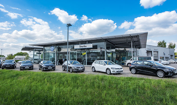 Auf dem Bild ist der Standort STARKE Lotte zu sehen. Vor dem Geäude sind einige VW PKW aufgestellt. 
