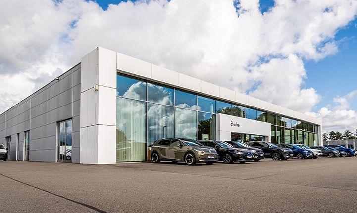 Auf dem Bild ist das VW Autohaus von STARKE Vechta abgebildet. Über dem Eingangsportal steht STARKE. Im Vordergrund ist außerdem ein VW ID.3 zu sehen. 