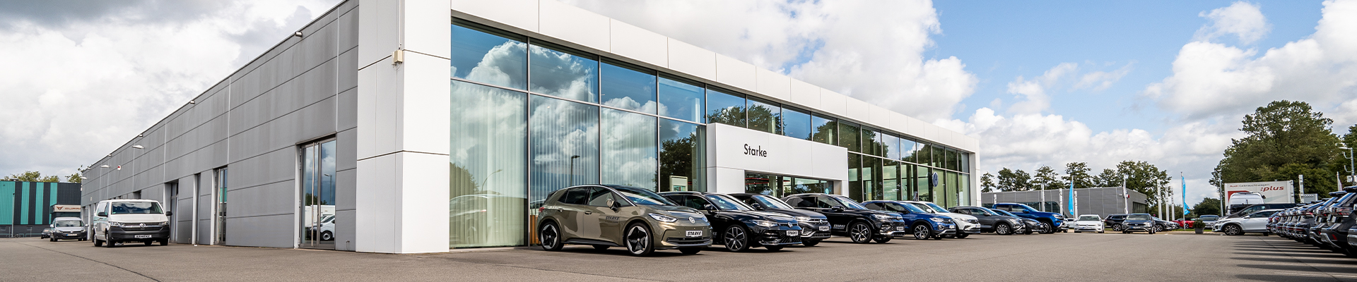 Auf dem Bild ist das VW Autohaus von STARKE Vechta abgebildet. Über dem Eingangsportal steht STARKE. Im Vordergrund ist außerdem ein VW ID.3 zu sehen. 